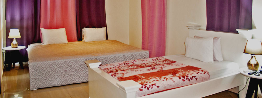 @Home Boutique B&B Hostel And Suite Аккра Екстер'єр фото