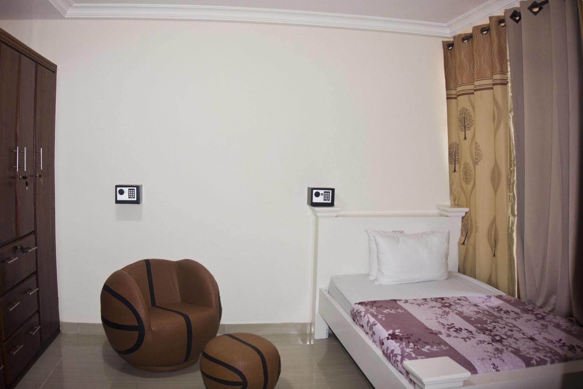 @Home Boutique B&B Hostel And Suite Аккра Екстер'єр фото