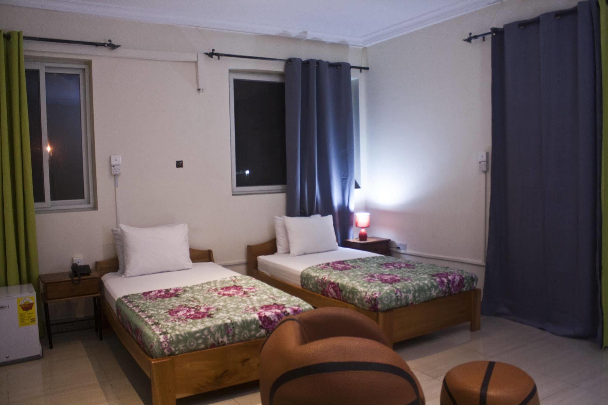 @Home Boutique B&B Hostel And Suite Аккра Екстер'єр фото