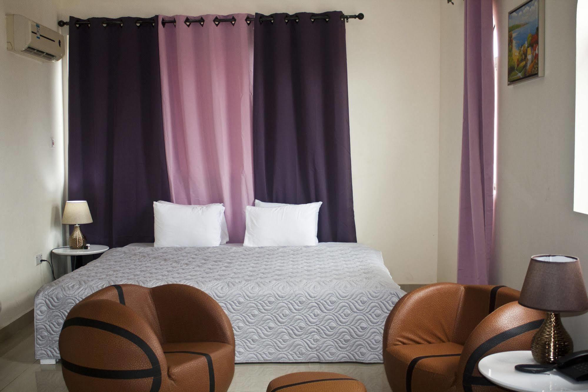 @Home Boutique B&B Hostel And Suite Аккра Екстер'єр фото