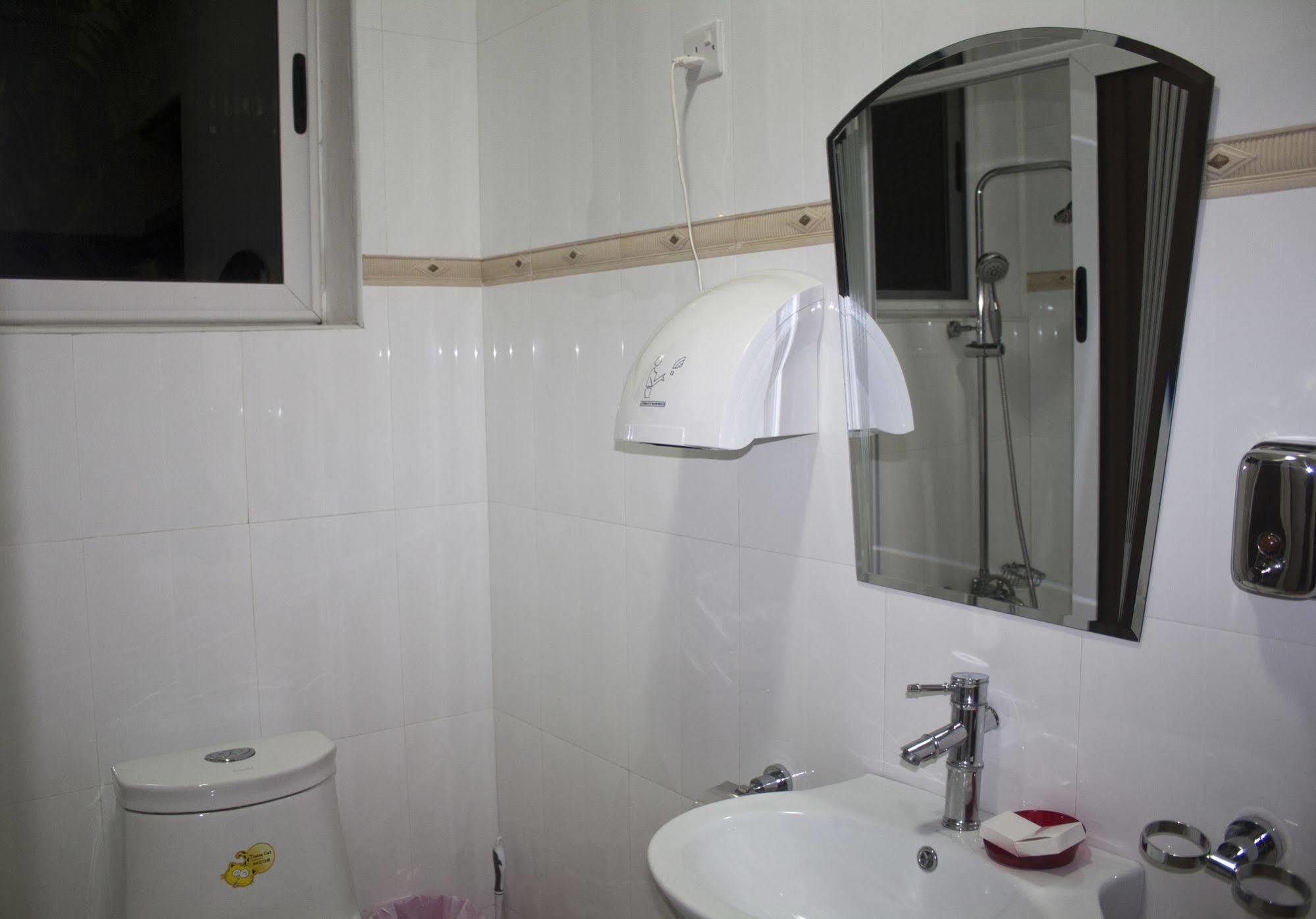 @Home Boutique B&B Hostel And Suite Аккра Екстер'єр фото