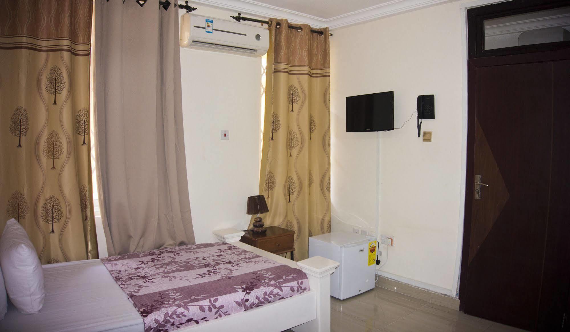 @Home Boutique B&B Hostel And Suite Аккра Екстер'єр фото